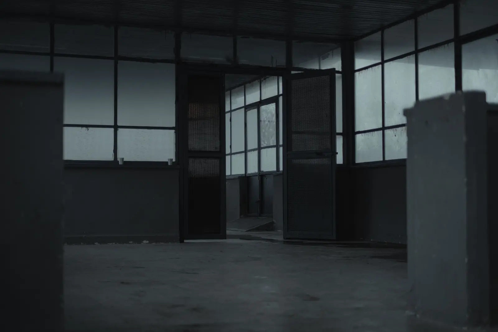 Luz de ventana en una sala vacía