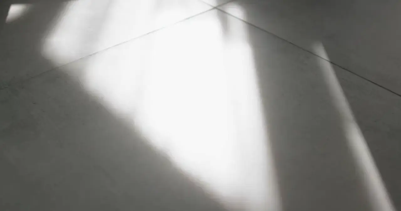 Luz cambiando sobre una pared lisa